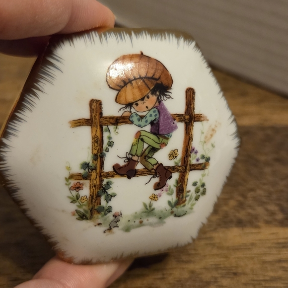 Royal Georgina Hexagonal Porcelain Trinket Box - Picture 9 of 10